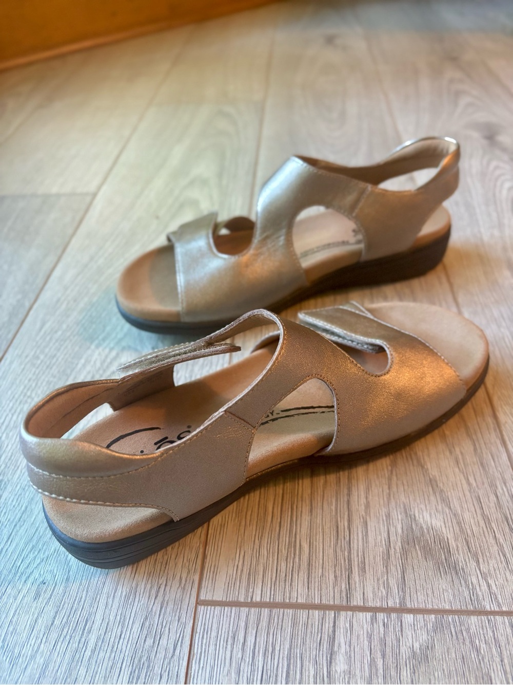 Taos Serene Champagne Metallic Ergonomic Comfort Sandals, 8, Leather + Velcro - Picture 4 of 11